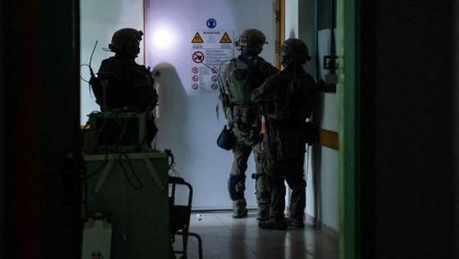 Militer Israel merilis video dari dalam terowongan yang kini terkuak di kompleks Rumah Sakit Al-Shifa di Kota Gaza. (via REUTERS/ISRAEL DEFENSE FORCES)