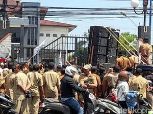 Kades-Perangkat Desa di Brebes Demo Minta Penambahan Alokasi Dana Desa