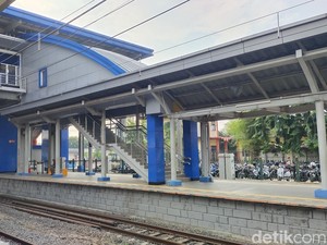 Penumpang KRL Senang Stasiun Tambun Kini Punya Tangga Penyeberangan