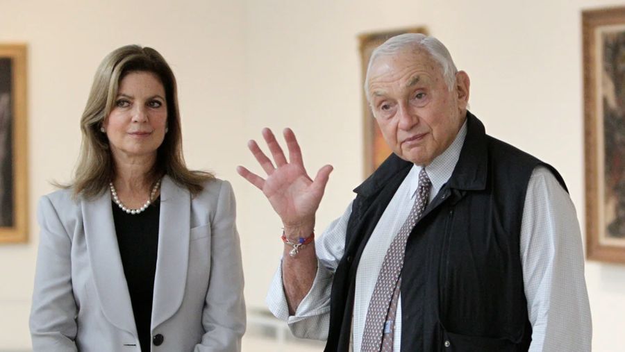 Leslie Wexner, (kanan) dan istrinya Abigail. (Dok: Jay LaPrete/AP/FILE)