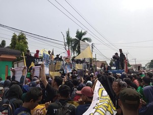 Aparat Jaga 2 Titik Parungpanjang Cegah Truk Lintas di Luar Jam Operasi