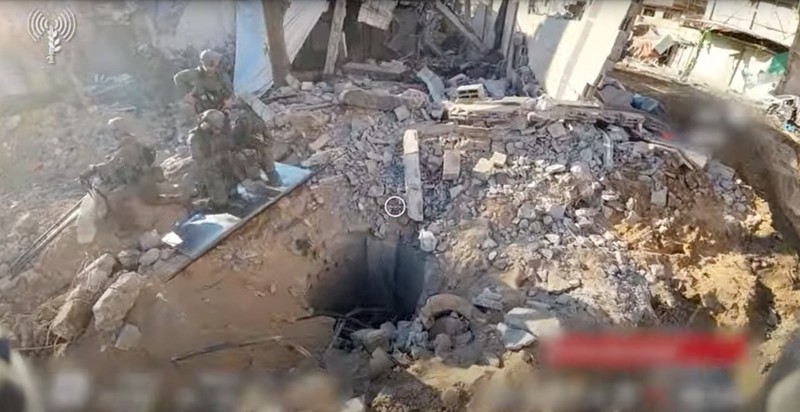 Militer Israel merilis video dari dalam terowongan yang kini terkuak di kompleks Rumah Sakit Al-Shifa di Kota Gaza. (via REUTERS/ISRAEL DEFENSE FORCES) Militer Israel merilis video dari dalam terowongan yang kini terkuak di kompleks Rumah Sakit Al-Shifa di Kota Gaza. (via REUTERS/ISRAEL DEFENSE FORCES)