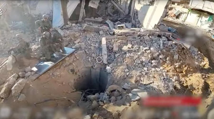 Militer Israel merilis video dari dalam terowongan yang kini terkuak di kompleks Rumah Sakit Al-Shifa di Kota Gaza. (via REUTERS/ISRAEL DEFENSE FORCES)