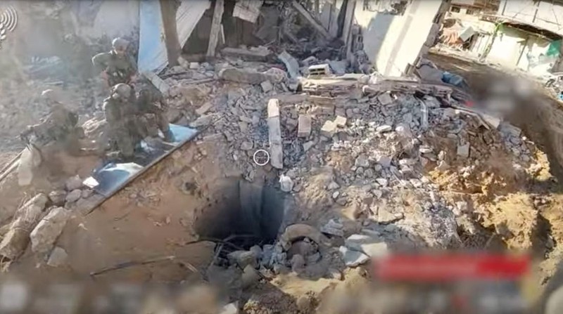 Militer Israel merilis video dari dalam terowongan yang kini terkuak di kompleks Rumah Sakit Al-Shifa di Kota Gaza. (via REUTERS/ISRAEL DEFENSE FORCES)