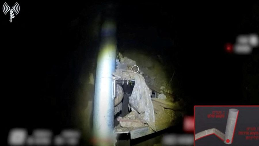Militer Israel merilis video dari dalam terowongan yang kini terkuak di kompleks Rumah Sakit Al-Shifa di Kota Gaza. (via REUTERS/ISRAEL DEFENSE FORCES)
