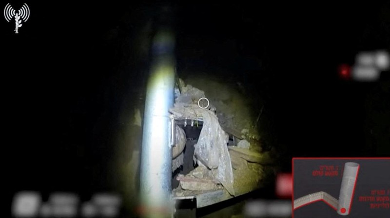 Militer Israel merilis video dari dalam terowongan yang kini terkuak di kompleks Rumah Sakit Al-Shifa di Kota Gaza. (via REUTERS/ISRAEL DEFENSE FORCES)