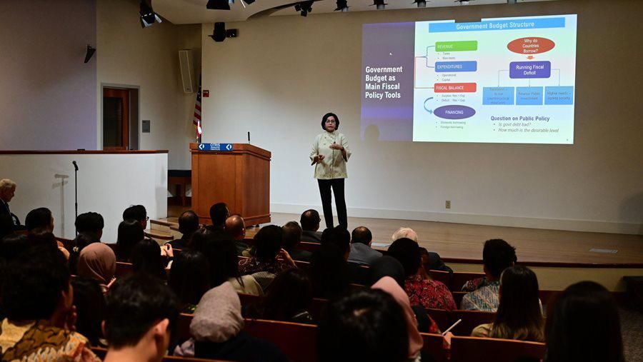 Pada hari terakhir kunjungan kerja di San Fransisco pada Kamis (16/11/2023), Menteri Keuangan Sri Mulyani berkesempatan mengisi kuliah umum di University of California, Berkeley. Pada event tersebut, Menkeu menyajikan topik “Fiscal Policy in Turbulent Times: Experience and Lesson Learnt” di hadapan para mahasiswa dan akademisi. (Dok: Kemenkeu)
