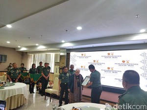 Pangkostrad Raih Penghargaan Muri atas Program TNI AD Manunggal Air