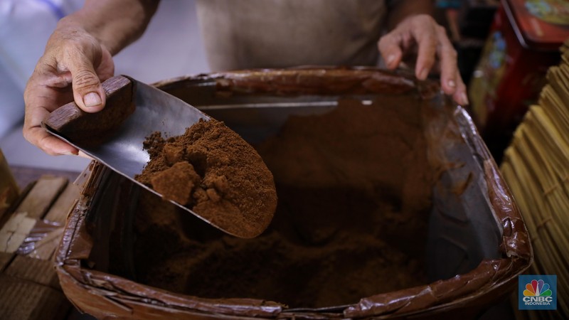Pekerja mengemas kopi usai melalui proses penggilingan di Toko Kopi Sari Murni, Jakarta, Senin (20/11/2023). Pekerja mengemas kopi usai melalui proses penggilingan di Toko Kopi Sari Murni, Jakarta, Senin (20/11/2023). (CNBC Indonesia/Faisal Rahman)