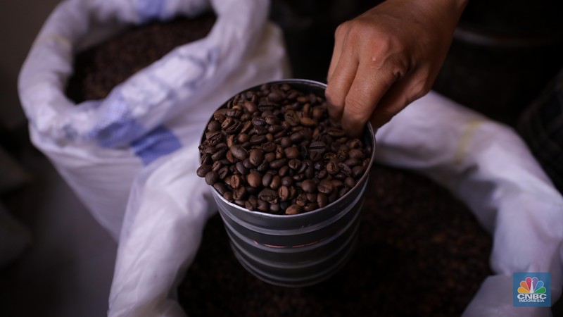 Pekerja mengemas kopi usai melalui proses penggilingan di Toko Kopi Sari Murni, Jakarta, Senin (20/11/2023). (CNBC Indonesia/Faisal Rahman)