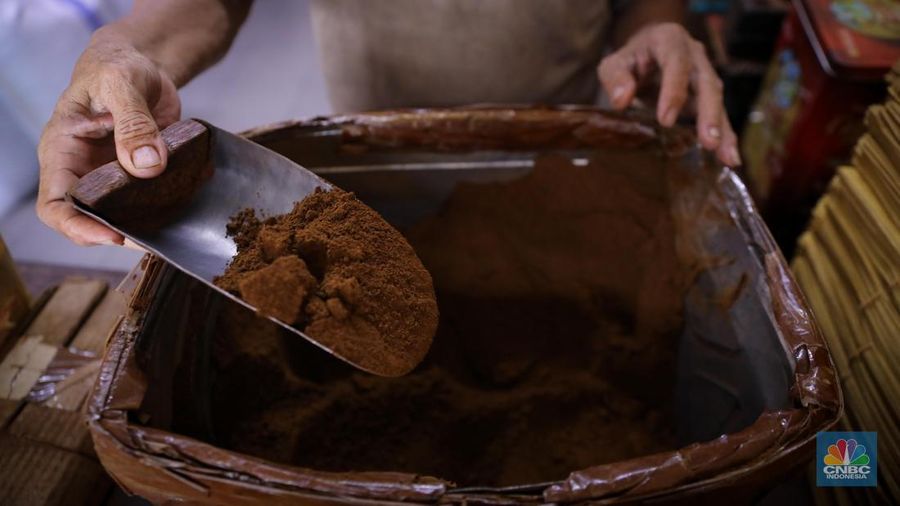 Pekerja mengemas kopi usai melalui proses penggilingan di Toko Kopi Sari Murni, Jakarta, Senin (20/11/2023). (CNBC Indonesia/Faisal Rahman)