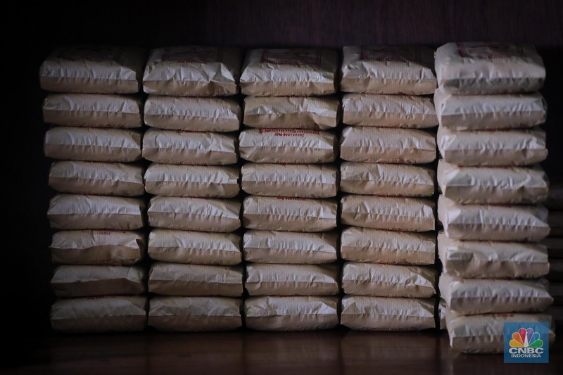 Pekerja mengemas kopi usai melalui proses penggilingan di Toko Kopi Sari Murni, Jakarta, Senin (20/11/2023). Pekerja mengemas kopi usai melalui proses penggilingan di Toko Kopi Sari Murni, Jakarta, Senin (20/11/2023). (CNBC Indonesia/Faisal Rahman)