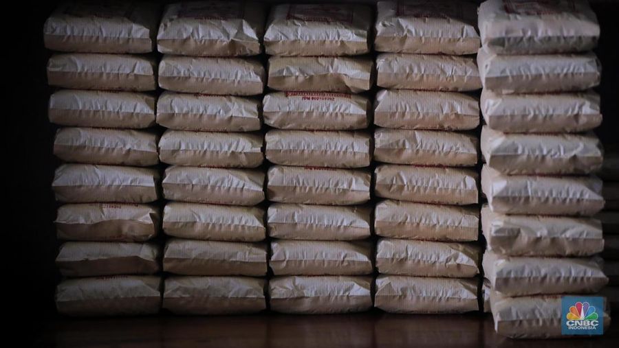 Pekerja mengemas kopi usai melalui proses penggilingan di Toko Kopi Sari Murni, Jakarta, Senin (20/11/2023). (CNBC Indonesia/Faisal Rahman)