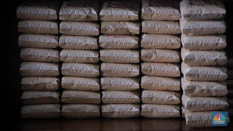Pekerja mengemas kopi usai melalui proses penggilingan di Toko Kopi Sari Murni, Jakarta, Senin (20/11/2023). (CNBC Indonesia/Faisal Rahman)
