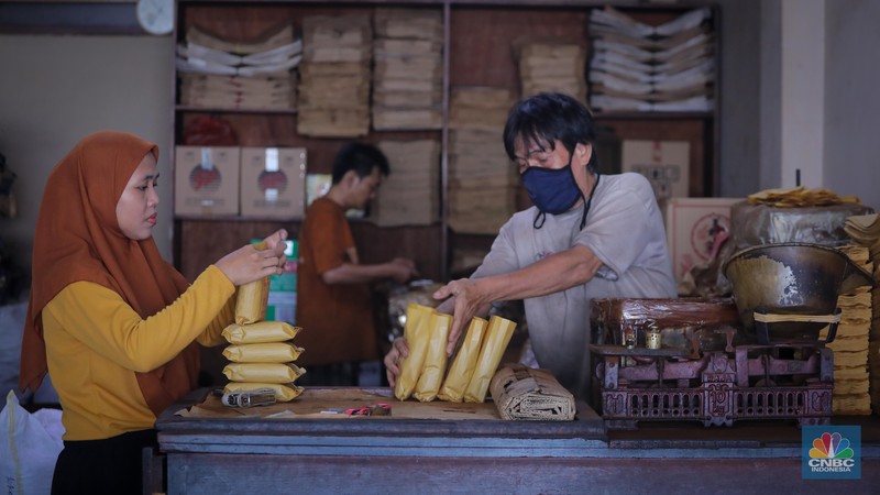 Pekerja mengemas kopi usai melalui proses penggilingan di Toko Kopi Sari Murni, Jakarta, Senin (20/11/2023). (CNBC Indonesia/Faisal Rahman)