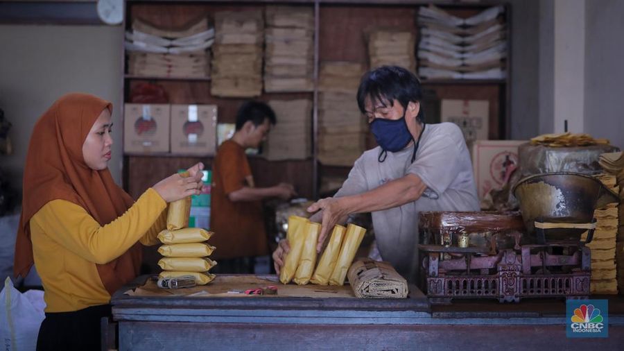 Pekerja mengemas kopi usai melalui proses penggilingan di Toko Kopi Sari Murni, Jakarta, Senin (20/11/2023). (CNBC Indonesia/Faisal Rahman)