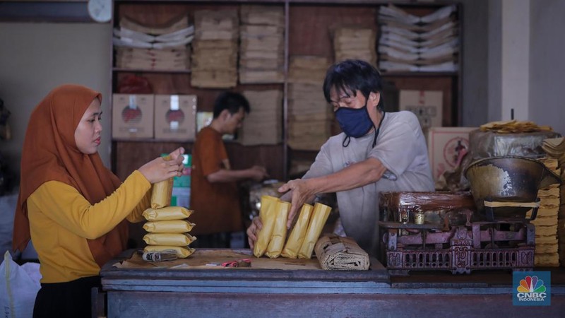 Pekerja mengemas kopi usai melalui proses penggilingan di Toko Kopi Sari Murni, Jakarta, Senin (20/11/2023). (CNBC Indonesia/Faisal Rahman)