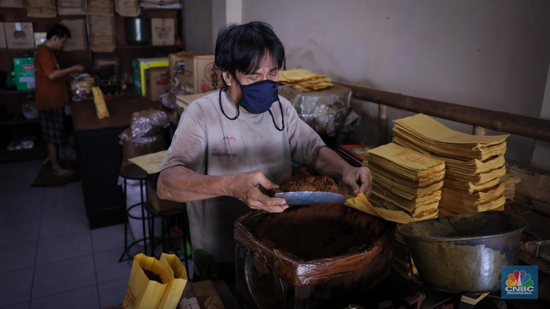 Pekerja mengemas kopi usai melalui proses penggilingan di Toko Kopi Sari Murni, Jakarta, Senin (20/11/2023). (CNBC Indonesia/Faisal Rahman)