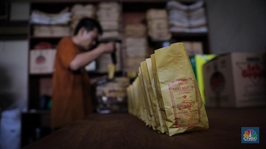 Pekerja mengemas kopi usai melalui proses penggilingan di Toko Kopi Sari Murni, Jakarta, Senin (20/11/2023). (CNBC Indonesia/Faisal Rahman)