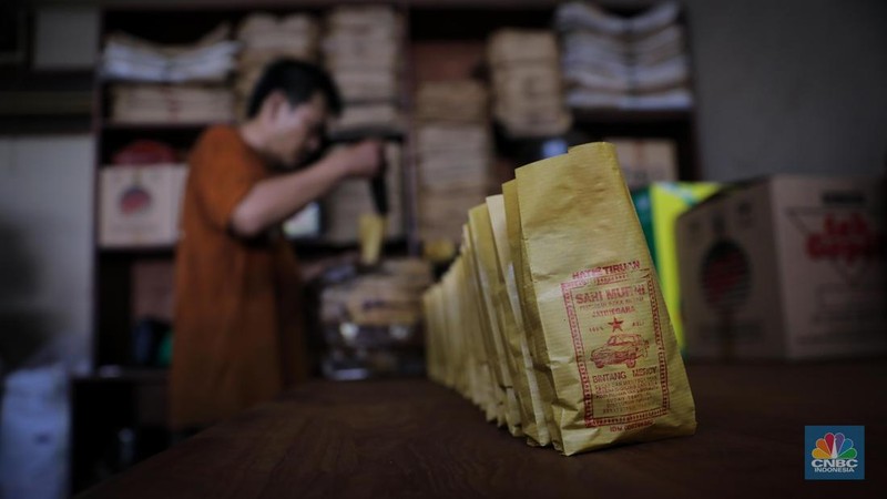 Pekerja mengemas kopi usai melalui proses penggilingan di Toko Kopi Sari Murni, Jakarta, Senin (20/11/2023). (CNBC Indonesia/Faisal Rahman)