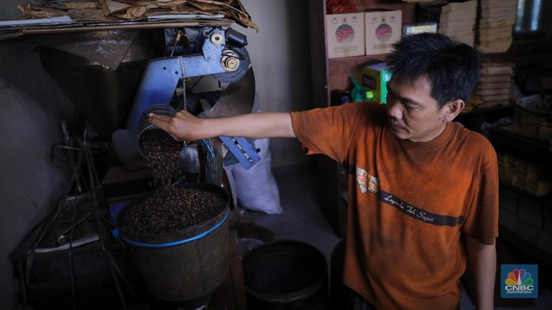 Pekerja mengemas kopi usai melalui proses penggilingan di Toko Kopi Sari Murni, Jakarta, Senin (20/11/2023). (CNBC Indonesia/Faisal Rahman)