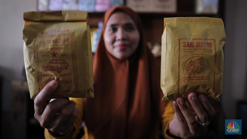 Pekerja mengemas kopi usai melalui proses penggilingan di Toko Kopi Sari Murni, Jakarta, Senin (20/11/2023). (CNBC Indonesia/Faisal Rahman)