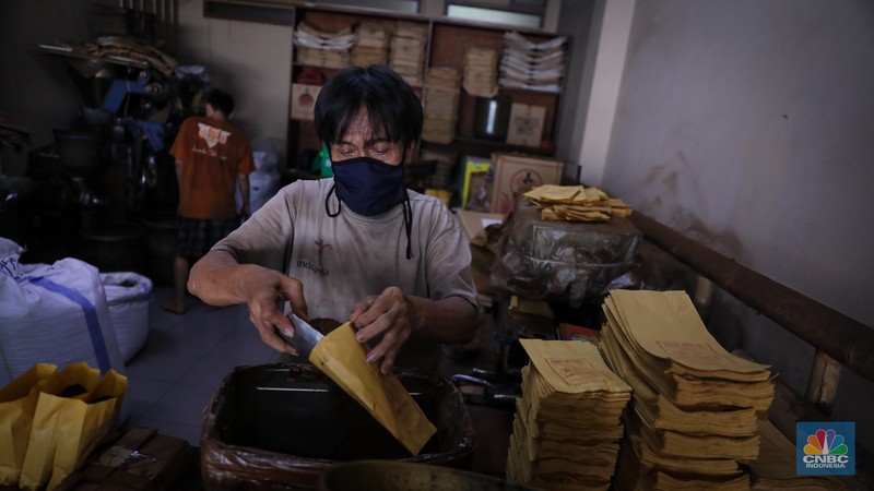 Pekerja mengemas kopi usai melalui proses penggilingan di Toko Kopi Sari Murni, Jakarta, Senin (20/11/2023). (CNBC Indonesia/Faisal Rahman)