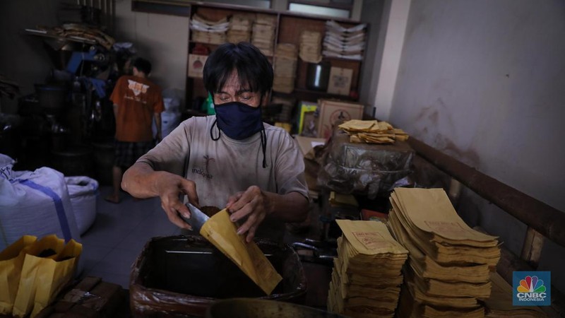 Pekerja mengemas kopi usai melalui proses penggilingan di Toko Kopi Sari Murni, Jakarta, Senin (20/11/2023). (CNBC Indonesia/Faisal Rahman)