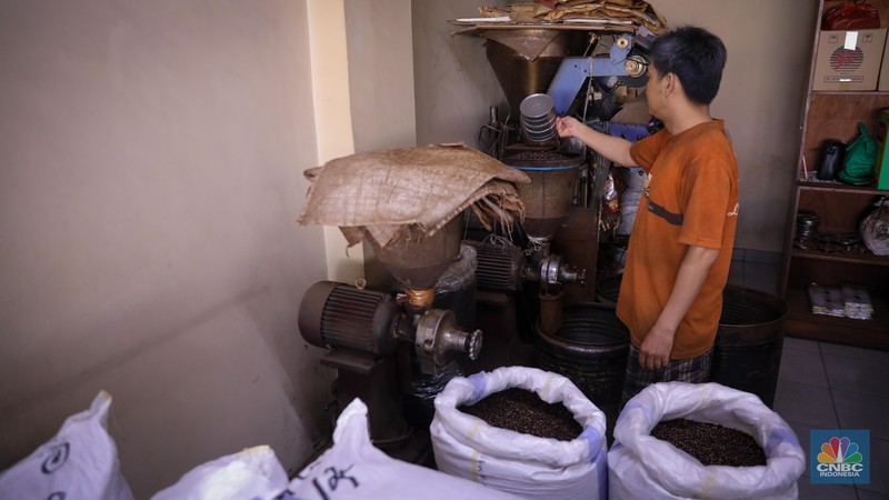 Pekerja mengemas kopi usai melalui proses penggilingan di Toko Kopi Sari Murni, Jakarta, Senin (20/11/2023). (CNBC Indonesia/Faisal Rahman)