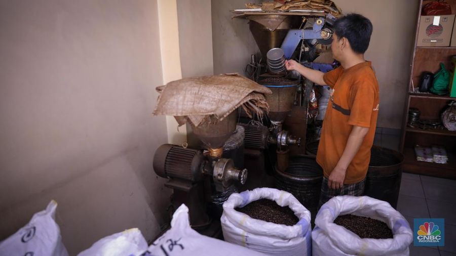 Pekerja mengemas kopi usai melalui proses penggilingan di Toko Kopi Sari Murni, Jakarta, Senin (20/11/2023). (CNBC Indonesia/Faisal Rahman)