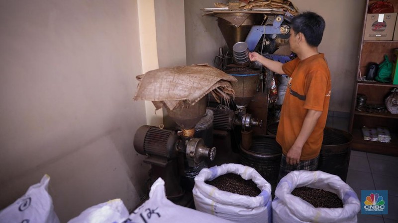Pekerja mengemas kopi usai melalui proses penggilingan di Toko Kopi Sari Murni, Jakarta, Senin (20/11/2023). (CNBC Indonesia/Faisal Rahman)