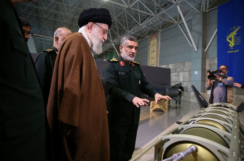 Pemimpin Tertinggi Iran, Ayatollah Ali Khamenei melihat rudal Iran selama pameran prestasi Pasukan Dirgantara IRGC di Teheran, Iran 19 November 2023. (via REUTERS/WANA NEWS AGENCY)