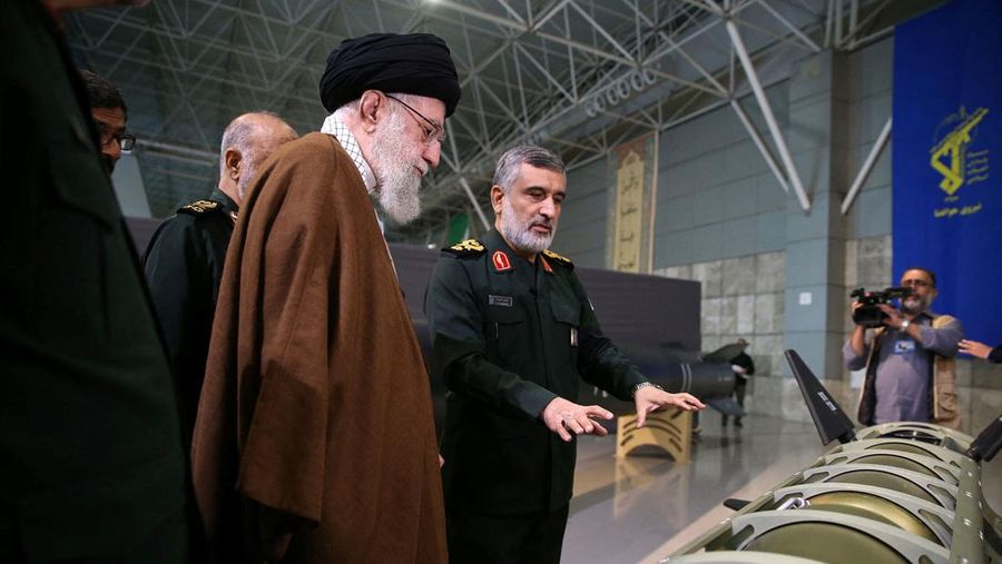 Pemimpin Tertinggi Iran, Ayatollah Ali Khamenei melihat rudal Iran selama pameran prestasi Pasukan Dirgantara IRGC di Teheran, Iran 19 November 2023. (via REUTERS/WANA NEWS AGENCY)