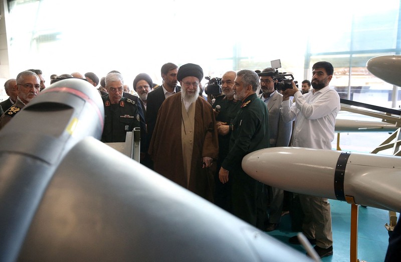 Pemimpin Tertinggi Iran, Ayatollah Ali Khamenei melihat rudal Iran selama pameran prestasi Pasukan Dirgantara IRGC di Teheran, Iran 19 November 2023. (via REUTERS/WANA NEWS AGENCY)