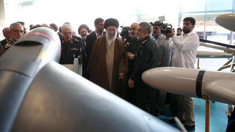 Pemimpin Tertinggi Iran, Ayatollah Ali Khamenei melihat rudal Iran selama pameran prestasi Pasukan Dirgantara IRGC di Teheran, Iran 19 November 2023. (via REUTERS/WANA NEWS AGENCY)