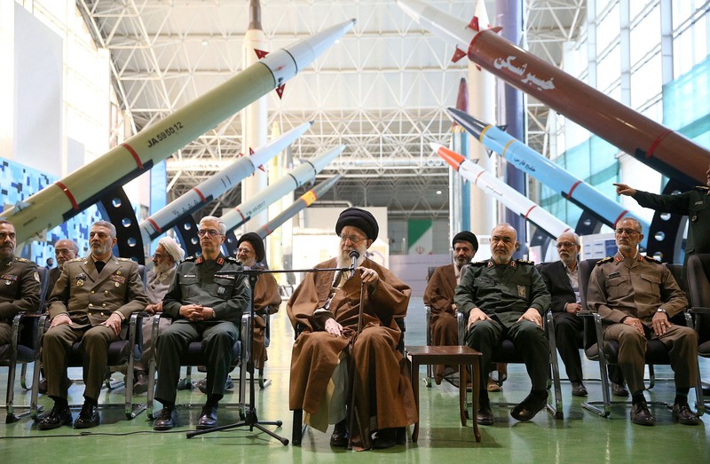 Pemimpin Tertinggi Iran, Ayatollah Ali Khamenei melihat rudal Iran selama pameran prestasi Pasukan Dirgantara IRGC di Teheran, Iran 19 November 2023. (via REUTERS/WANA NEWS AGENCY)