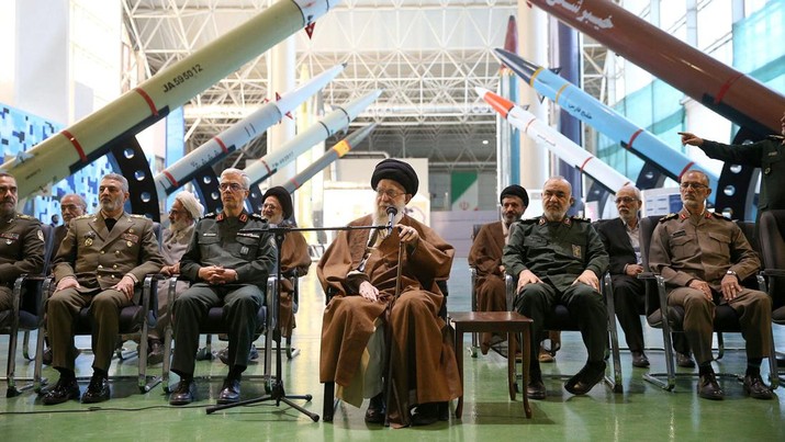 Pemimpin Tertinggi Iran, Ayatollah Ali Khamenei melihat rudal Iran selama pameran prestasi Pasukan Dirgantara IRGC di Teheran, Iran 19 November 2023. (via REUTERS/WANA NEWS AGENCY)