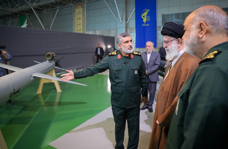 Pemimpin Tertinggi Iran, Ayatollah Ali Khamenei melihat rudal Iran selama pameran prestasi Pasukan Dirgantara IRGC di Teheran, Iran 19 November 2023. (via REUTERS/WANA NEWS AGENCY)