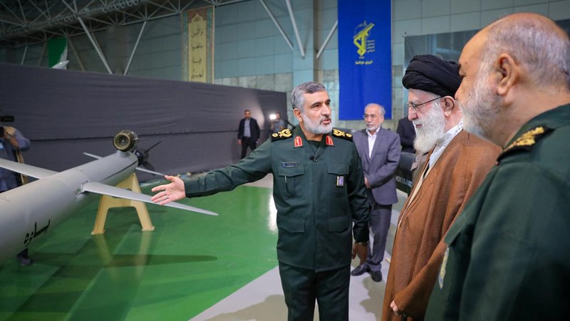 Pemimpin Tertinggi Iran, Ayatollah Ali Khamenei melihat rudal Iran selama pameran prestasi Pasukan Dirgantara IRGC di Teheran, Iran 19 November 2023. (via REUTERS/WANA NEWS AGENCY)