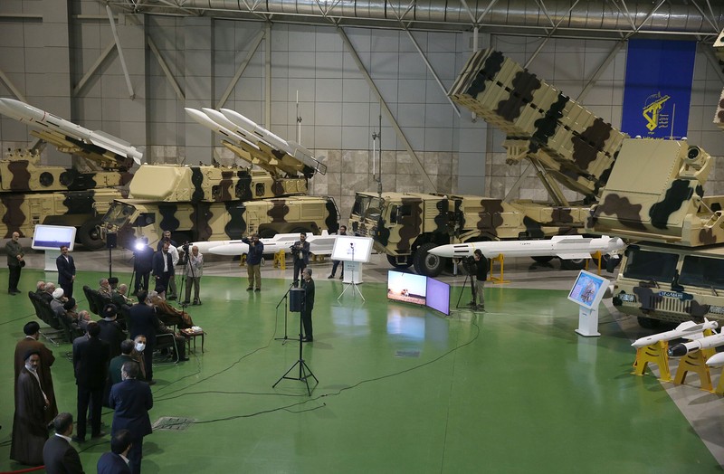 Pemimpin Tertinggi Iran, Ayatollah Ali Khamenei melihat rudal Iran selama pameran prestasi Pasukan Dirgantara IRGC di Teheran, Iran 19 November 2023. (via REUTERS/WANA NEWS AGENCY)