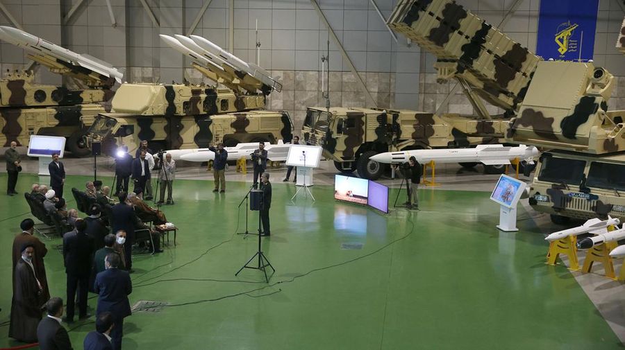 Pemimpin Tertinggi Iran, Ayatollah Ali Khamenei melihat rudal Iran selama pameran prestasi Pasukan Dirgantara IRGC di Teheran, Iran 19 November 2023. (via REUTERS/WANA NEWS AGENCY)