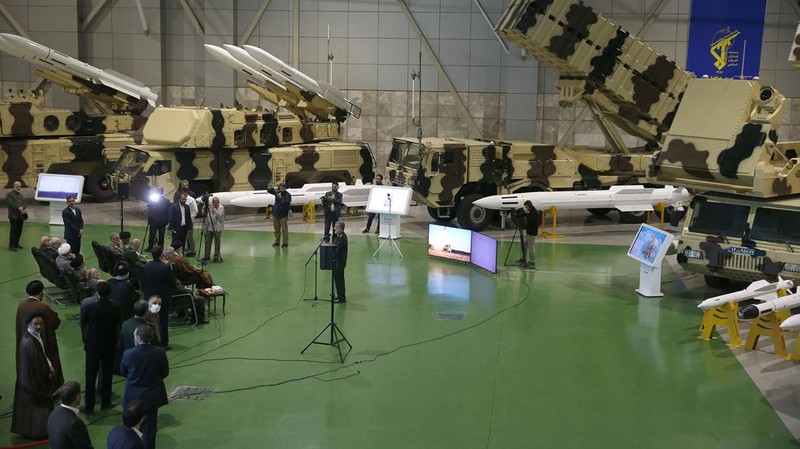 Pemimpin Tertinggi Iran, Ayatollah Ali Khamenei melihat rudal Iran selama pameran prestasi Pasukan Dirgantara IRGC di Teheran, Iran 19 November 2023. (via REUTERS/WANA NEWS AGENCY)