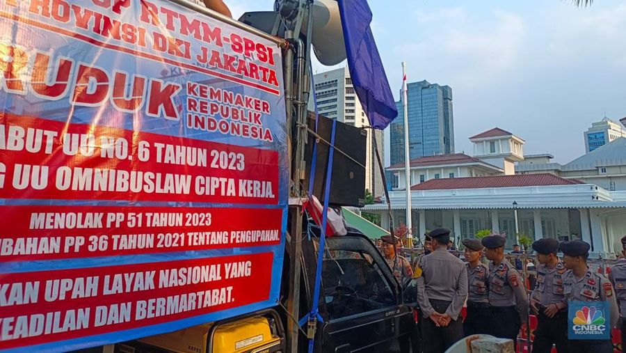 Puluhan buruh berdemo di depan Kantor Balai Kota, Jakarta tuntut UMP DKI Jakarta naik 15%. (CNBC Indonesia/Martyasari Rizky)