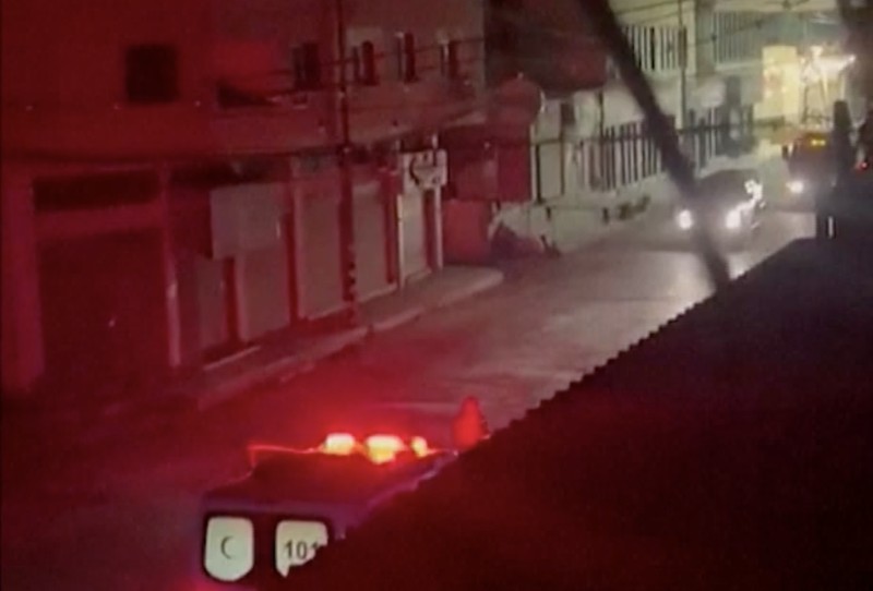 Sebuah video yang dirilis oleh Palestinian Red Crescent Society (PRCS) pada hari Minggu (19/11/2023) diduga menunjukkan kendaraan militer Israel menghambat kru ambulans di Jenin, Tepi Barat. Sebuah video yang dirilis oleh Palestinian Red Crescent Society (PRCS) pada hari Minggu (19/11/2023) diduga menunjukkan kendaraan militer Israel menghambat kru ambulans di Jenin, Tepi Barat. (Tangkapan Layar Video Reuters/PALESTINE RED CRESCENT SOCIETY)