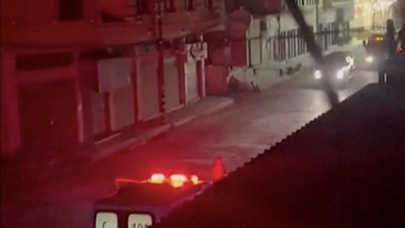 Sebuah video yang dirilis oleh Palestinian Red Crescent Society (PRCS) pada hari Minggu (19/11/2023) diduga menunjukkan kendaraan militer Israel menghambat kru ambulans di Jenin, Tepi Barat. (Tangkapan Layar Video Reuters/PALESTINE RED CRESCENT SOCIETY)