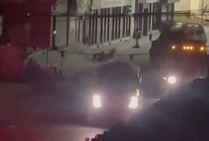 Sebuah video yang dirilis oleh Palestinian Red Crescent Society (PRCS) pada hari Minggu (19/11/2023) diduga menunjukkan kendaraan militer Israel menghambat kru ambulans di Jenin, Tepi Barat. Sebuah video yang dirilis oleh Palestinian Red Crescent Society (PRCS) pada hari Minggu (19/11/2023) diduga menunjukkan kendaraan militer Israel menghambat kru ambulans di Jenin, Tepi Barat. (Tangkapan Layar Video Reuters/PALESTINE RED CRESCENT SOCIETY)