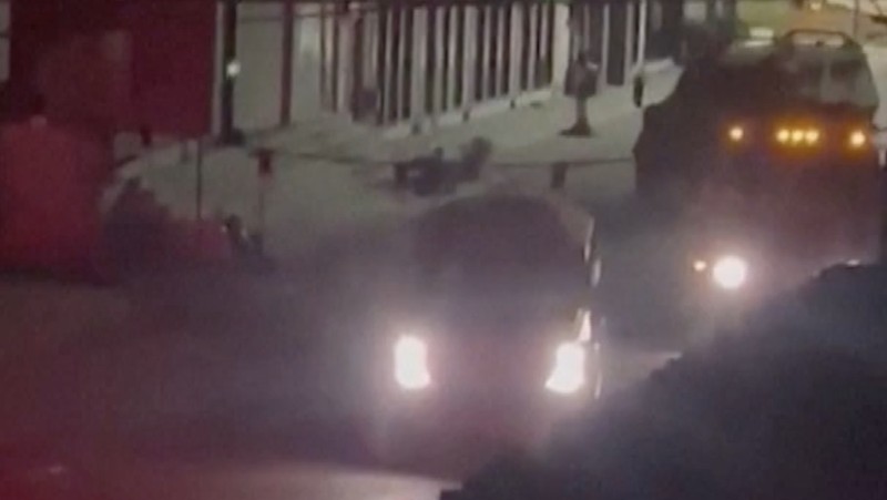 Sebuah video yang dirilis oleh Palestinian Red Crescent Society (PRCS) pada hari Minggu (19/11/2023) diduga menunjukkan kendaraan militer Israel menghambat kru ambulans di Jenin, Tepi Barat. (Tangkapan Layar Video Reuters/PALESTINE RED CRESCENT SOCIETY)
