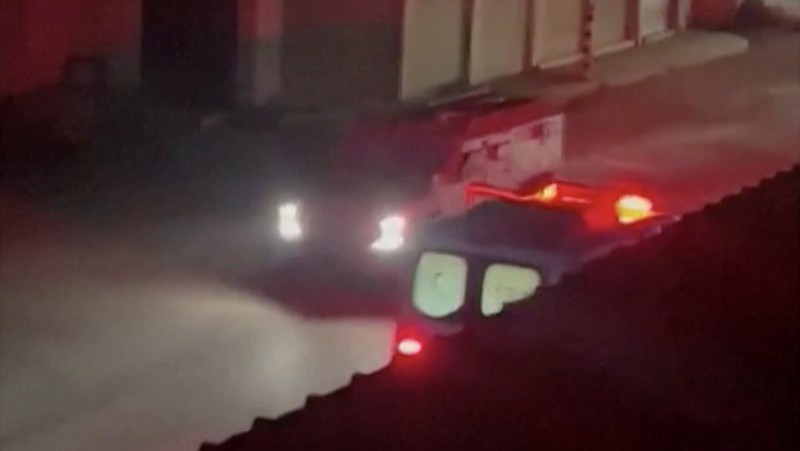 Sebuah video yang dirilis oleh Palestinian Red Crescent Society (PRCS) pada hari Minggu (19/11/2023) diduga menunjukkan kendaraan militer Israel menghambat kru ambulans di Jenin, Tepi Barat. (Tangkapan Layar Video Reuters/PALESTINE RED CRESCENT SOCIETY)
