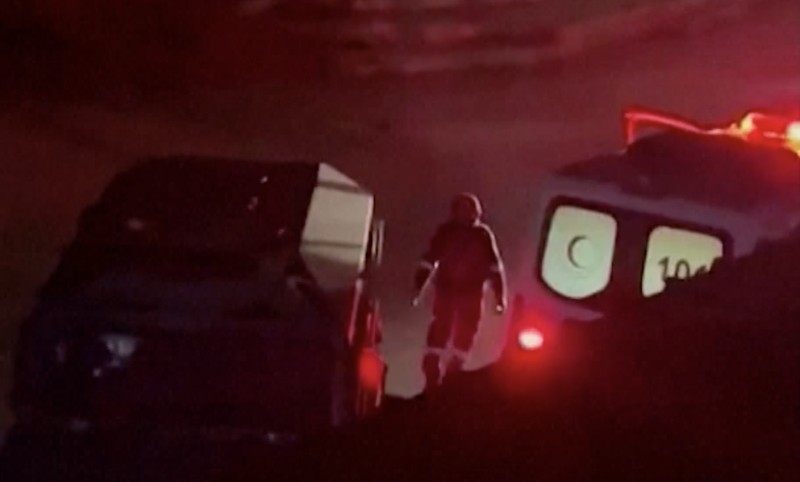 Sebuah video yang dirilis oleh Palestinian Red Crescent Society (PRCS) pada hari Minggu (19/11/2023) diduga menunjukkan kendaraan militer Israel menghambat kru ambulans di Jenin, Tepi Barat. Sebuah video yang dirilis oleh Palestinian Red Crescent Society (PRCS) pada hari Minggu (19/11/2023) diduga menunjukkan kendaraan militer Israel menghambat kru ambulans di Jenin, Tepi Barat. (Tangkapan Layar Video Reuters/PALESTINE RED CRESCENT SOCIETY)