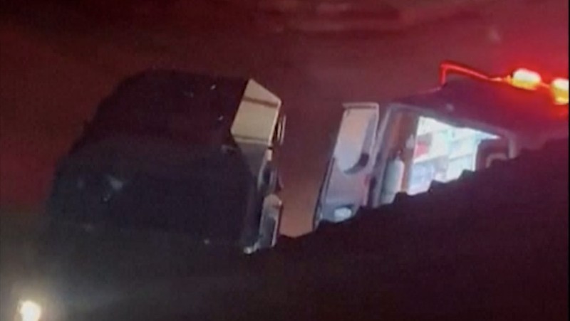 Sebuah video yang dirilis oleh Palestinian Red Crescent Society (PRCS) pada hari Minggu (19/11/2023) diduga menunjukkan kendaraan militer Israel menghambat kru ambulans di Jenin, Tepi Barat. (Tangkapan Layar Video Reuters/PALESTINE RED CRESCENT SOCIETY)